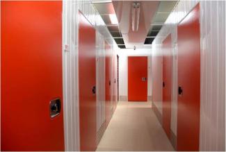 Location de box à Cholet : couloir des box de stockage